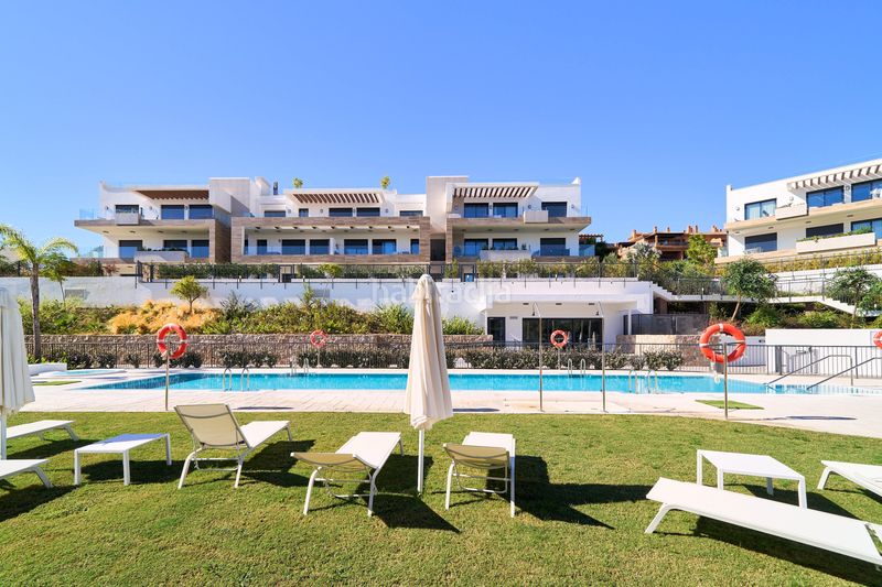 Foto ec822ac8-738b-46ad-86e8-e1f47c5641b1. Apartament amb aparcament piscina a Nueva Atalaya Estepona