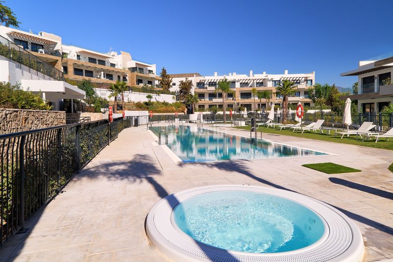 Foto f5e40ab7-d625-4a38-a6c4-7983e5d956b7. Apartament amb aparcament piscina a Nueva Atalaya Estepona