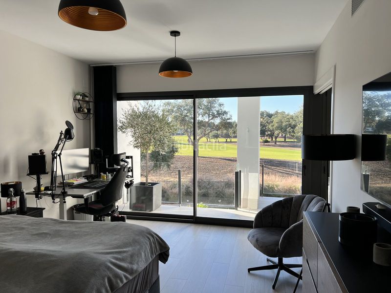 Foto 53e75475-ff05-4648-b7a1-7ce6c1ffe193. Casa aparellada amb aparcament piscina a Sotogrande alto Sotogrande