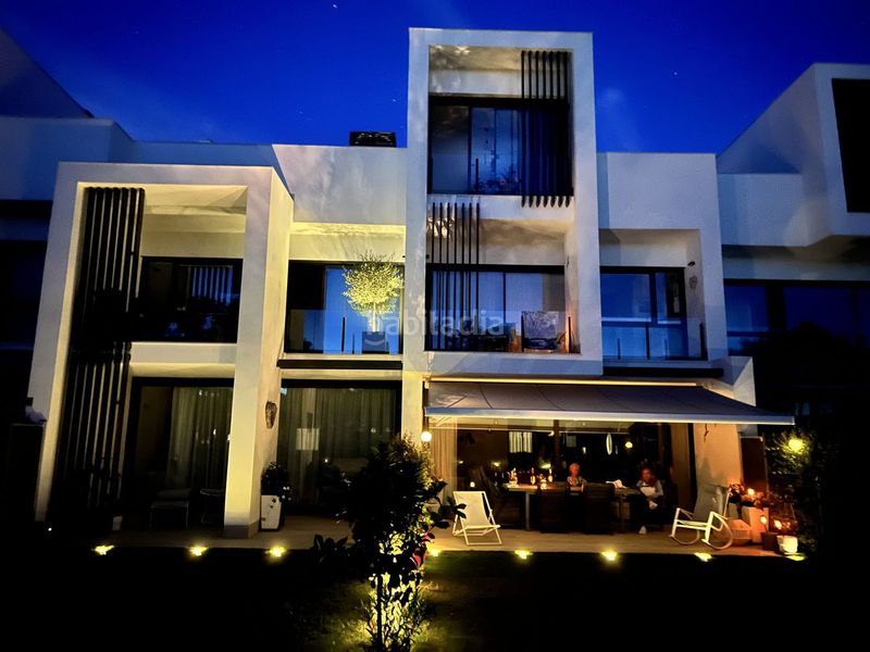 Foto bf76f8c6-42f4-4266-a8fc-b3039f04710b. Casa adossada amb aparcament a Sotogrande alto Sotogrande