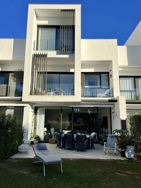 Foto c9ed6c76-66cd-401d-80bc-94c5c8a7f380. Casa adossada amb aparcament a Sotogrande alto Sotogrande