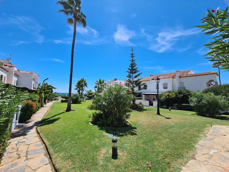 Foto 046db7e7-debf-4c71-b598-fa3a0fa21076. Casa aparellada amb piscina a marina de Casares Casares