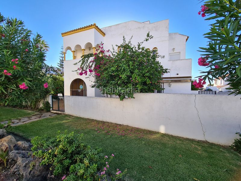 Foto 72f56285-4f44-4ae2-a646-40b6ab226519. Casa aparellada amb piscina a marina de Casares Casares