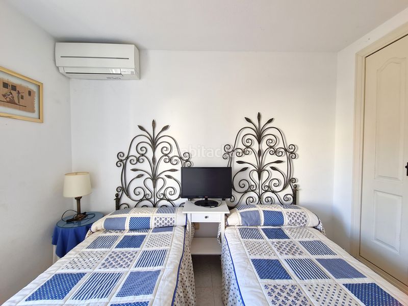 Foto b3131563-1834-457f-9299-54e62769499c. Casa aparellada amb piscina a marina de Casares Casares