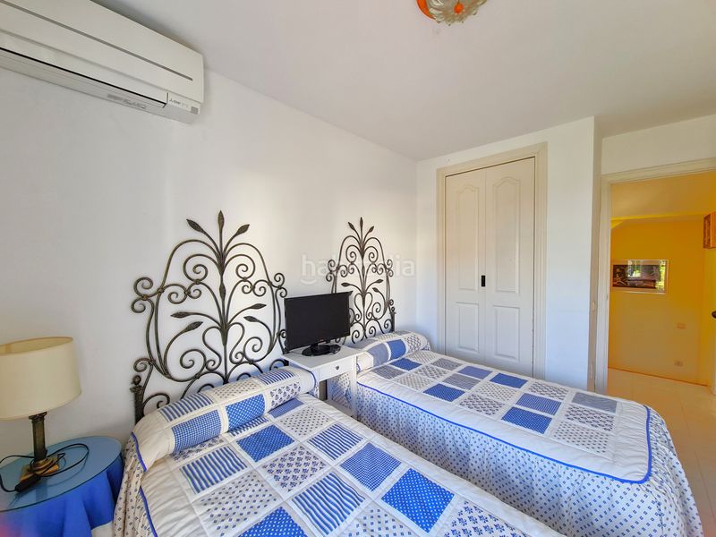Foto b9d5f9f3-072c-4e49-b664-0504adafd508. Casa aparellada amb piscina a marina de Casares Casares
