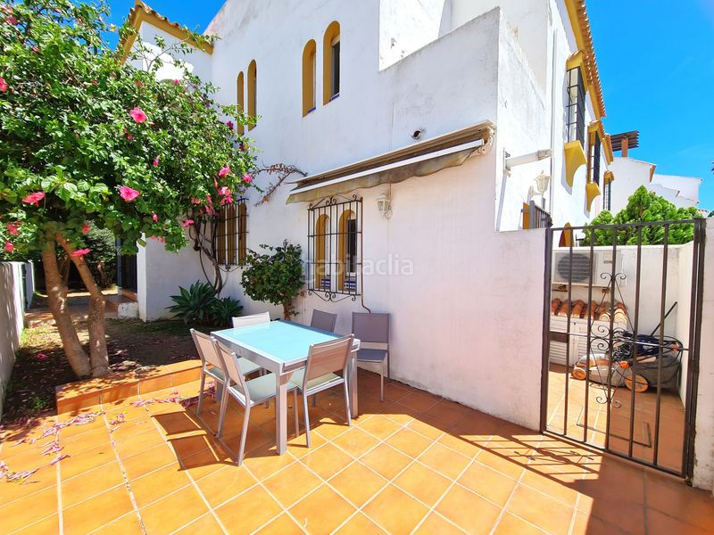 Foto bc23dc61-d0c4-457e-8458-241894da7aa7. Casa aparellada amb piscina a marina de Casares Casares