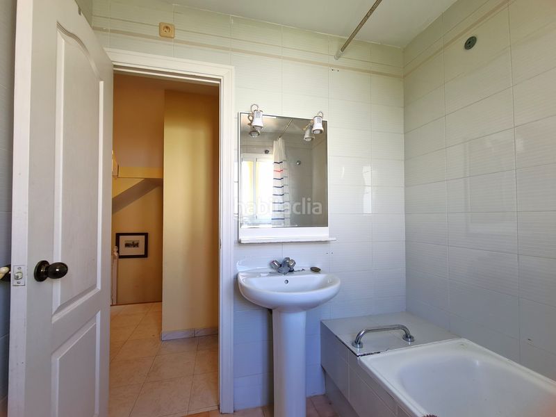 Foto ff002466-536a-488d-b1d5-601c43e7efa4. Casa aparellada amb piscina a marina de Casares Casares