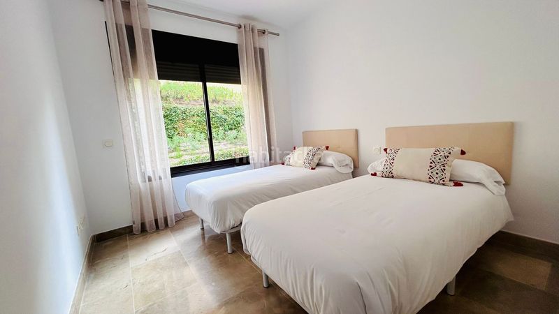 Foto 0ee45238-fabc-4a1a-a219-74df6f77bf4a. Apartament amb aparcament piscina a La Duquesa Manilva