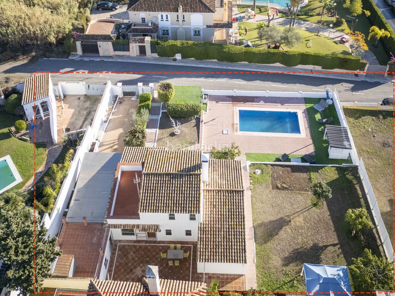 Foto 79fe6cba-0607-477a-ad70-93eef24bd518. Casa amb aparcament piscina a Centro Estepona