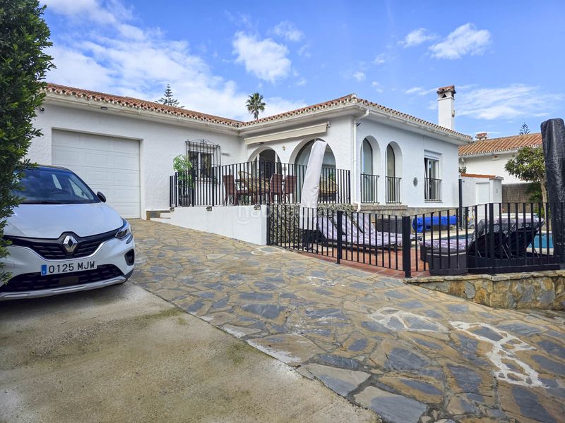 Foto 4301b984-2475-4541-809e-d4a80917c1d0. Casa amb aparcament piscina a La Duquesa Manilva