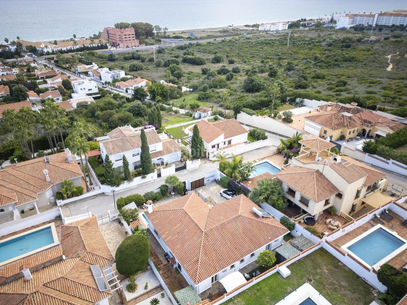 Foto 86b0a496-010d-4d9a-a610-943669071339. Casa amb aparcament piscina a La Duquesa Manilva