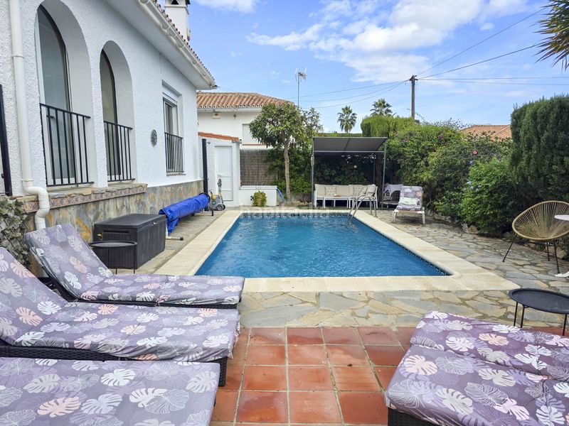 Foto 9e56a7f5-181b-48f4-9455-8c31b1c5a7c0. Casa amb aparcament piscina a La Duquesa Manilva
