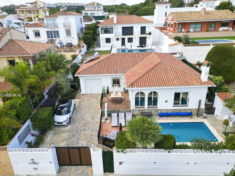Foto f6dedb82-615a-49da-a3d5-7779c10be1af. Casa amb aparcament piscina a La Duquesa Manilva