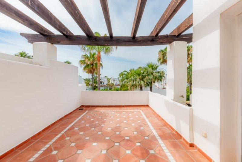 Foto f8fc08a3-70e3-4f5f-83b3-d9ad20f38b77. Casa adossada amb aparcament piscina a Centro Estepona