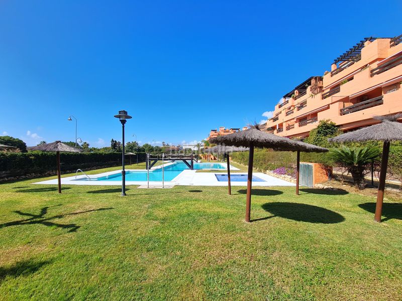 Foto cb14b1ca-530a-4b66-937d-42a317940d9f. Apartament amb aparcament piscina a Centro Estepona
