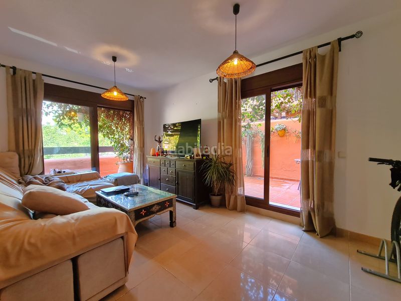 Foto d3746753-cc22-4c6a-a8fa-62f12990441d. Apartament amb aparcament piscina a Centro Estepona