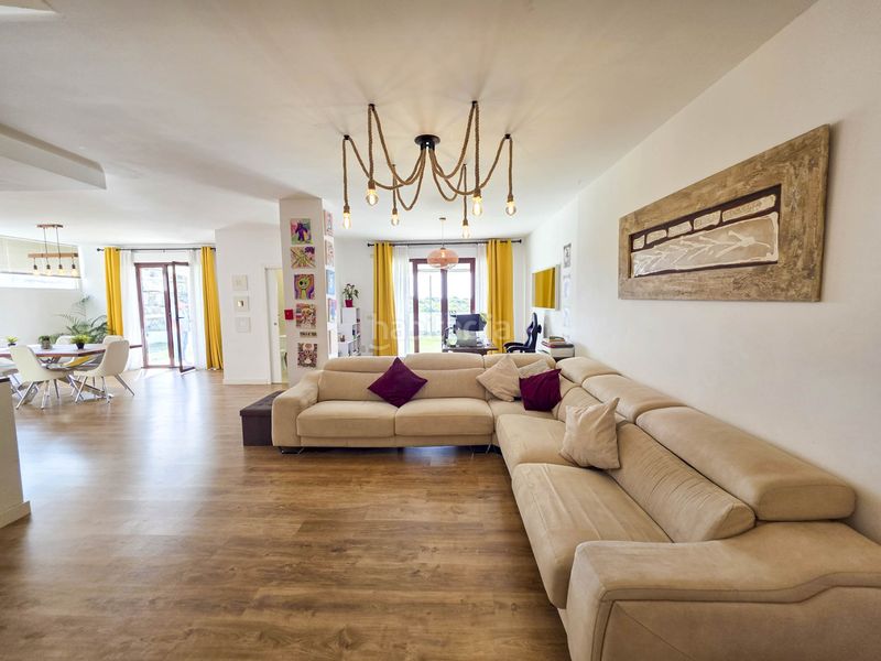Foto edeb89d2-e3c2-4f3f-a6dd-a6ddfd9a99fd. Casa aparellada amb aparcament piscina a bahía de Casares Casares