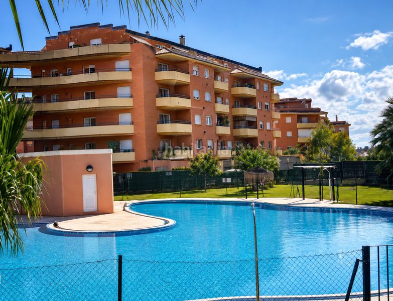 Foto b1b0c02b-5ae9-4221-a33b-f58c61e9e621. Apartament amb aparcament piscina a San Luis de Sabinillas Manilva