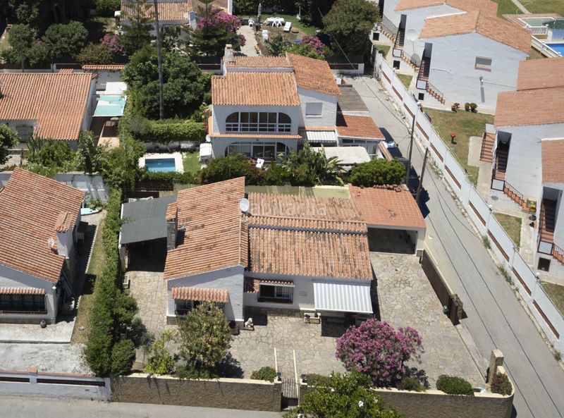 Foto 0df67c42-16cf-439f-9545-bd1f228fee80. Casa amb aparcament a La Duquesa Manilva