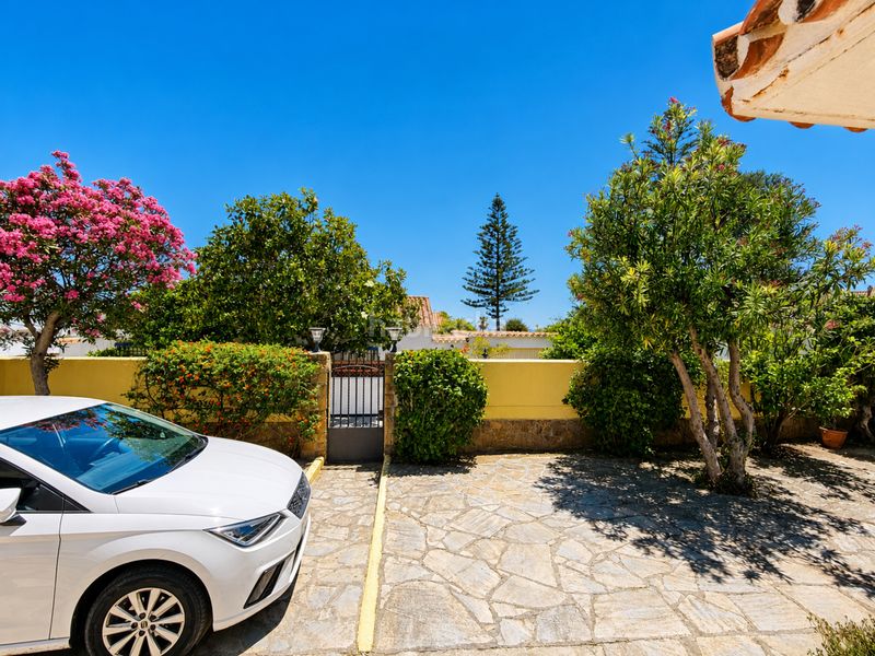 Foto bf2720bf-30e7-4c01-a9c3-c5ce1b0e6825. Casa amb aparcament a La Duquesa Manilva