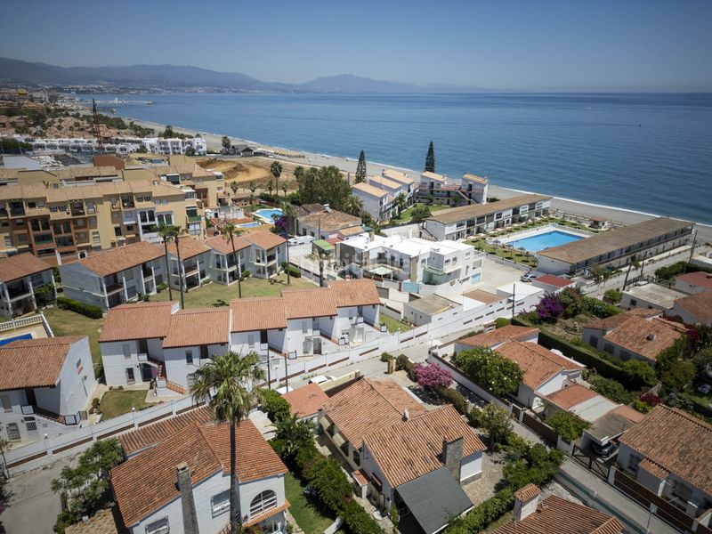 Foto f555c308-51c8-4ab7-9a41-514569c2ec9b. Casa amb aparcament a La Duquesa Manilva