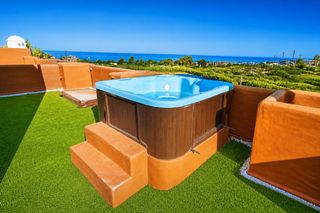 Apartamento  Pueblo placido. Impresionante ático costero con gran solárium privado y jacuzzi.