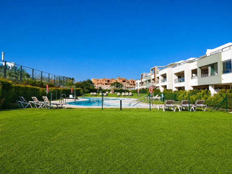Foto 90265047-68f5-453e-91a5-7db6ee47b959. Planta baja en antonio machado 2 apartamento con jardín privado playa en Casares