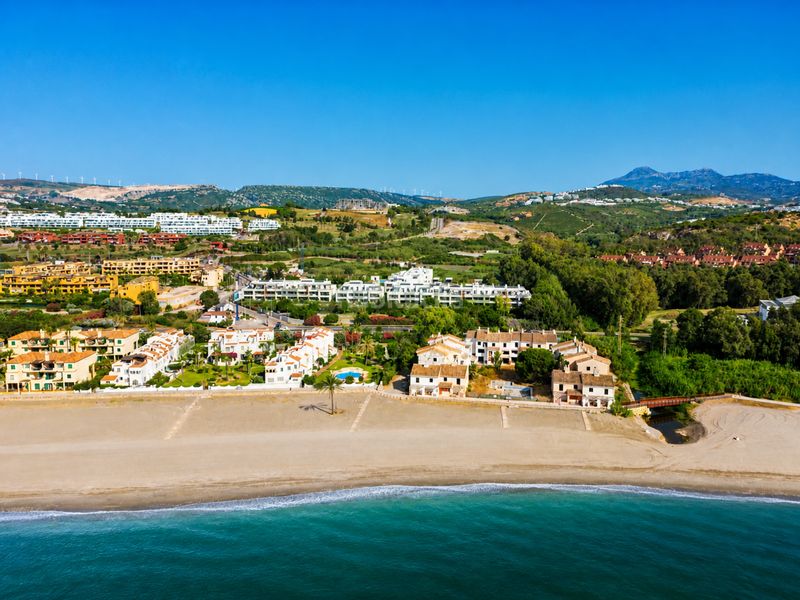 Foto bd3e28b9-bca9-47b9-9bba-6b13a1348c38. Planta baja en antonio machado 2 apartamento con jardín privado playa en Casares