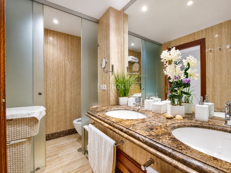 Foto ad661bd2-a1a8-49b7-b7a2-a6cd20910c7e. Apartament amb aparcament piscina a Centro Estepona