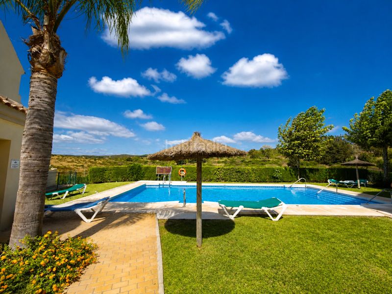 Foto 17be334c-7c44-4413-9f0e-60c23818af95. Casa aparellada amb aparcament piscina a La Duquesa Manilva