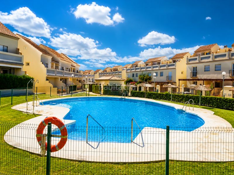 Foto a796f118-bfb0-4170-97d6-52b4674ff0e3. Casa aparellada amb aparcament piscina a La Duquesa Manilva