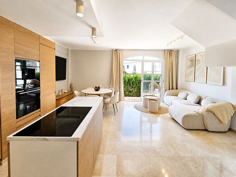 Foto f7bb0457-b5d9-489a-9060-4b73d26275cb. Casa aparellada amb aparcament piscina a La Duquesa Manilva
