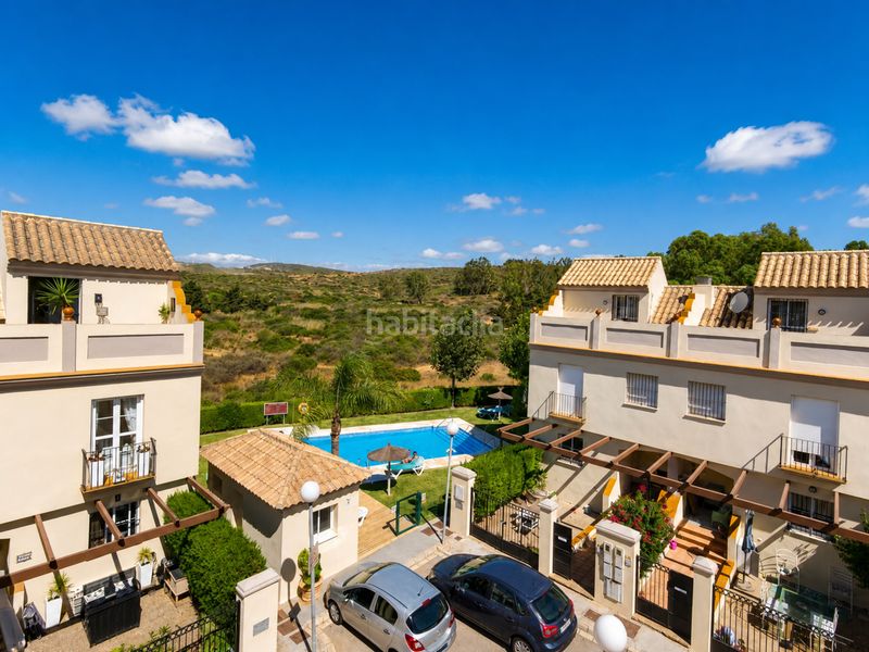 Foto fa86ce72-1c84-4061-b70f-44949299a95e. Casa aparellada amb aparcament piscina a La Duquesa Manilva