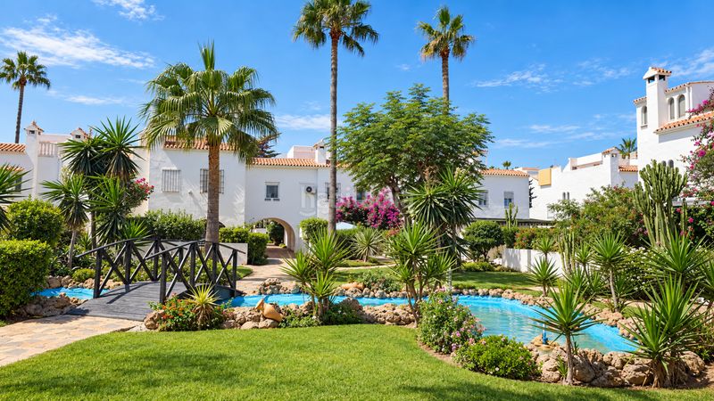 Foto a5a6294d-e1cc-436d-941c-bbaf04c23148. Casa adossada amb piscina a bahía de Casares Casares