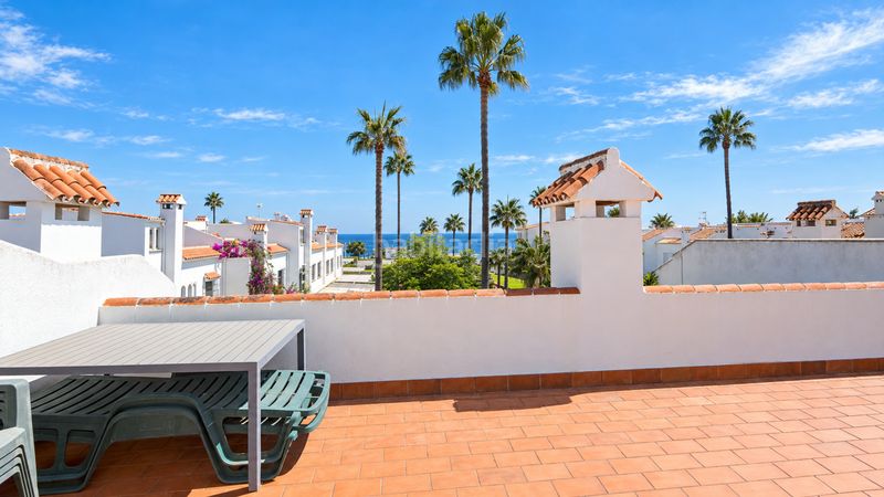 Foto a62ff558-a623-4a09-9ffb-5ae41059f4e8. Casa adossada amb piscina a bahía de Casares Casares