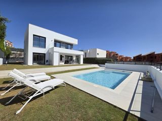 Maison à La Duquesa. Villa moderna de lujo con piscina privada y autosuficiencia ener