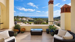 Dachwohnung in San roque club 1. Ático dúplex de lujo con vistas panorámicas al mar y al golf en