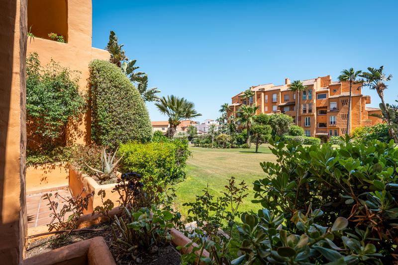 Foto ab4b7387-45f4-4f06-ad7d-1b7925df6b93. Rez-de-chaussée avec parking piscine dans La Duquesa Manilva