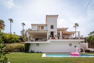 Casa a Puerto de Sotogrande-La Marina. Maravillosa villa de 5 dormitorios, con piscina, jardín, y  vist