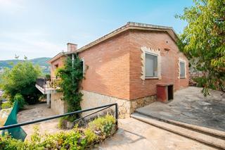 Haus in Vallirana. Encantadora casa con vistas, soleada y muy próxima al centro!!!