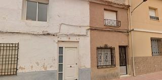 Casa adosada en Albatana. Inmueble okupado