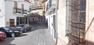 Casa adossada a Fiñana. Venta de inmueble alquilado