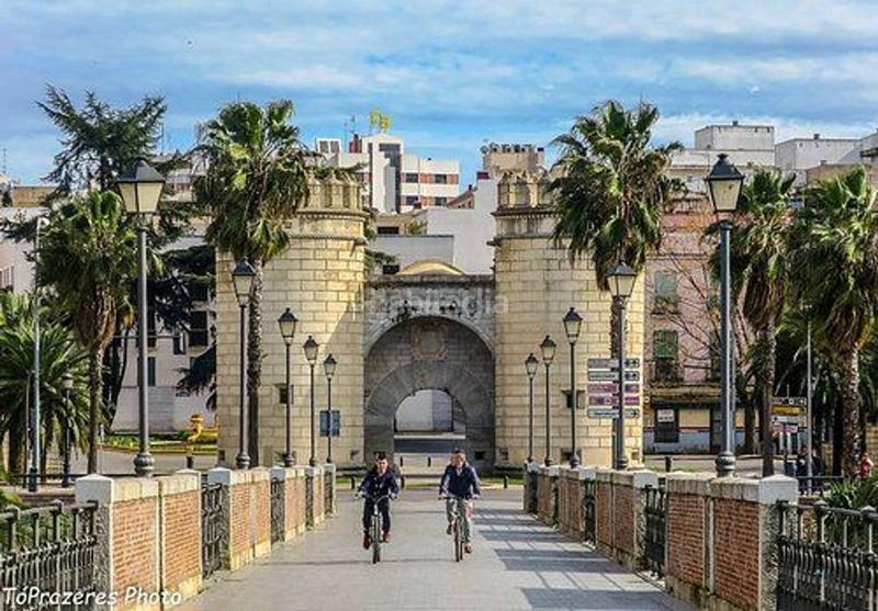 Foto b88ec4d3-4d10-4e23-b0e0-ac05fee6f21e. Pis amb aparcament a Avenida Elvas Badajoz