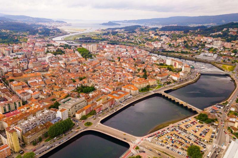 Foto 0aee635f-5f37-49b7-9ee1-cf0ffdf70ff1. Edifici a Lalín