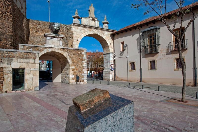 Foto a5d668de-cef6-4ee4-bd56-8fa60d9230fe. Edificio en La Asunción - La Inmaculada León