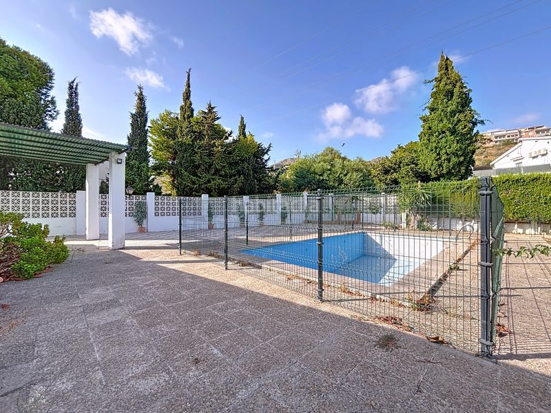 Foto 28d019d5-73cc-457a-b5d5-842a5cb1a050. Chalet en calle reino de león 4 en Miraflores del Palo Málaga