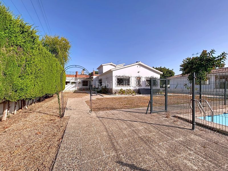 Foto 9df662dd-8c02-440a-a36a-b8184f544bfb. Chalet en calle reino de león 4 en Miraflores del Palo Málaga
