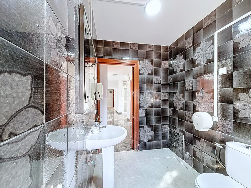 Foto c81d486c-b215-46bd-90a9-155d8377d3b2. Chalet en calle reino de león 4 en Miraflores del Palo Málaga