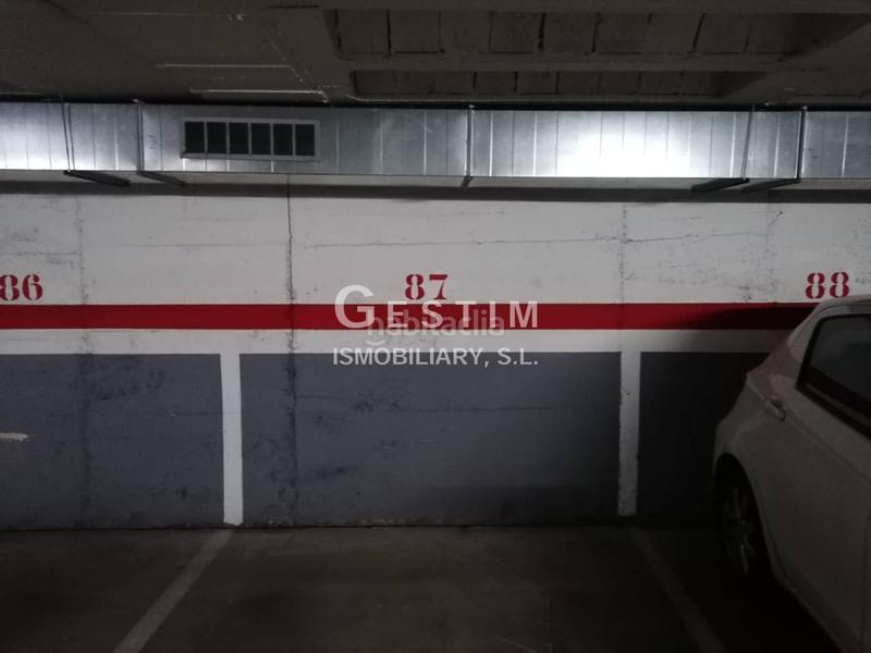 Foto 247f82d7-699c-48a3-ae2c-1c1a51222f1a. Parking voiture dans Centre Vic