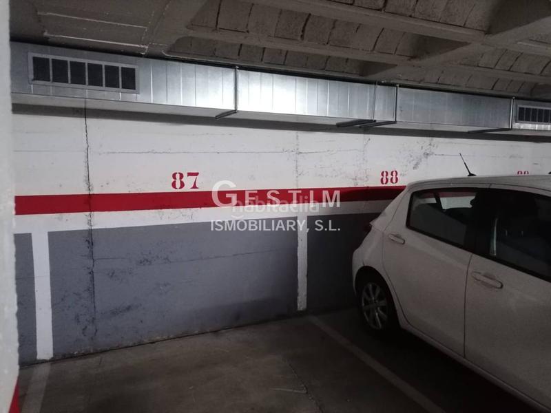 Foto 324b5b71-d458-4e07-a3d9-0596c148fe2a. Parking voiture dans Centre Vic